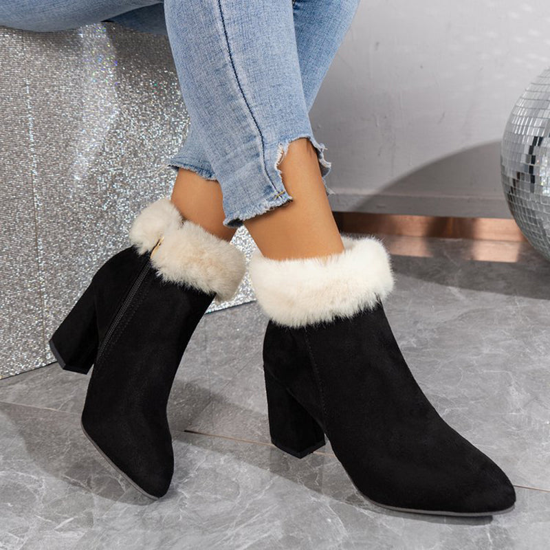 Röda ankelboots med blockklack och fluffig mudd