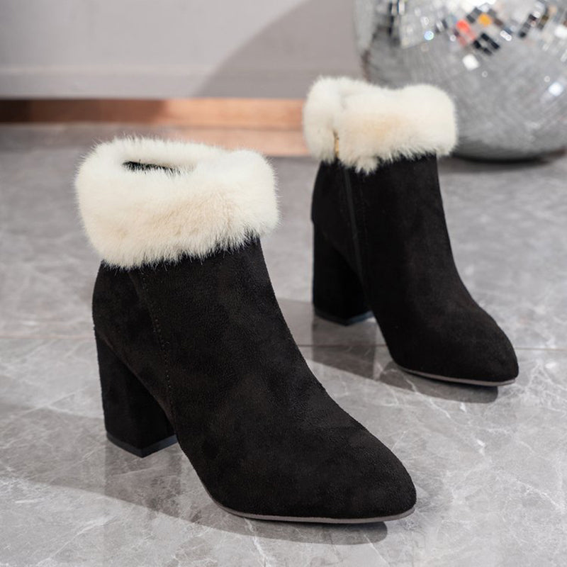 Röda ankelboots med blockklack och fluffig mudd