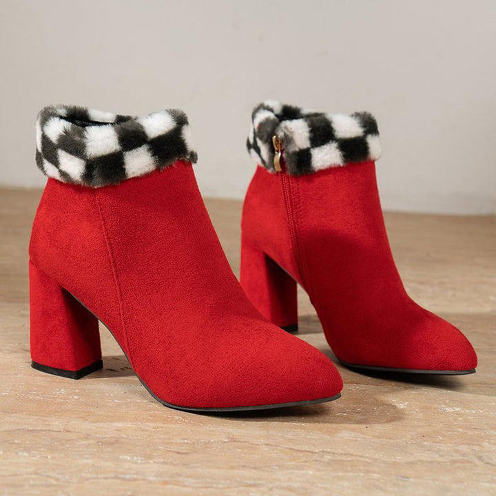 Röda ankelboots med blockklack och fluffig mudd