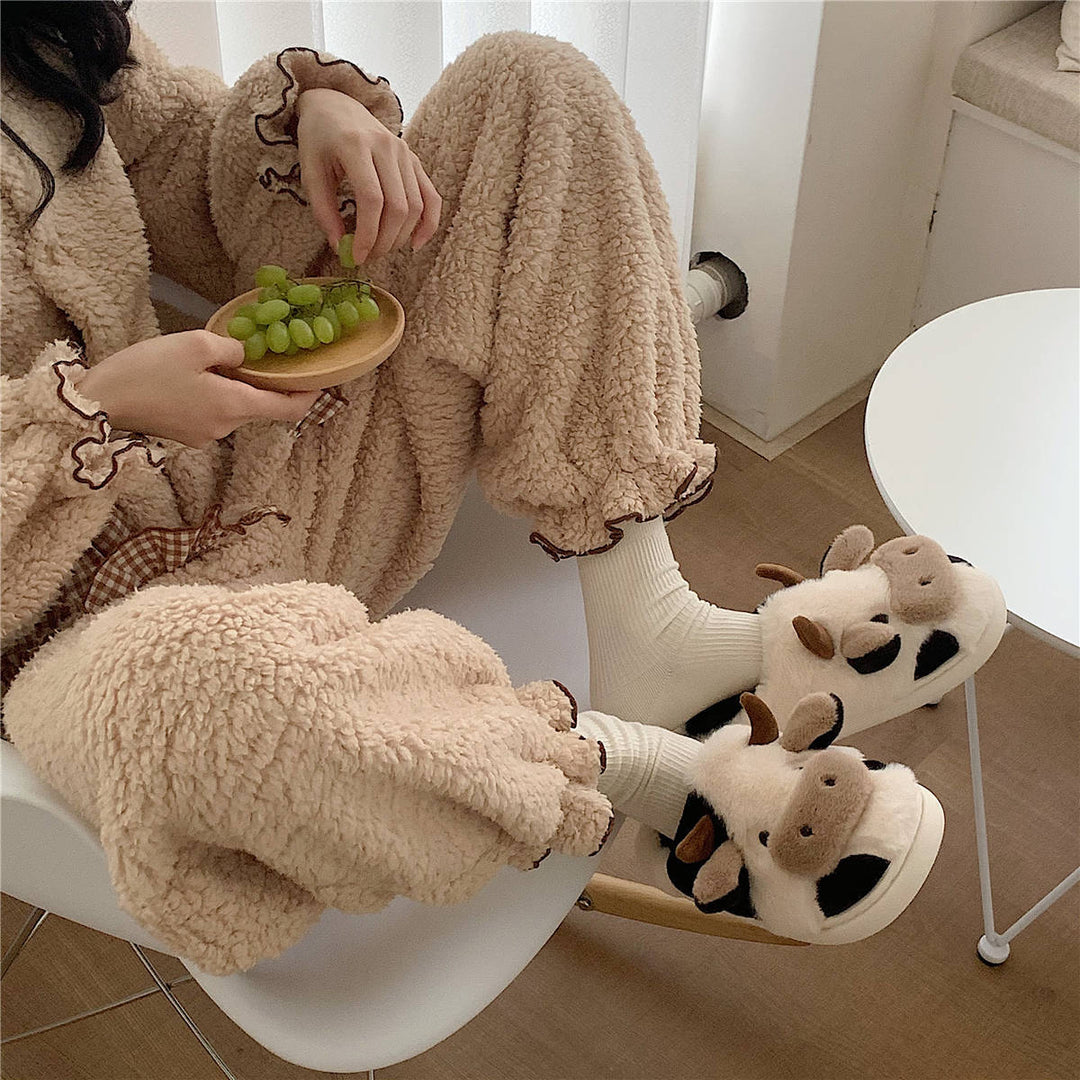 Fluffiga tofflor med söt ko-design